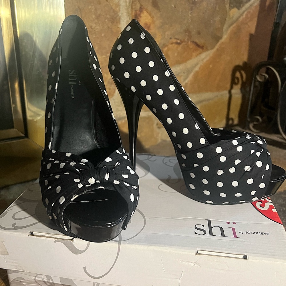 Adorable polka dot pin up heel